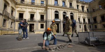 Un trabajador del Museo Nacional de Brasil organiza piezas rescatadas un día después de un devastador incendio. Foto: Silvia Izquierdo / AP.