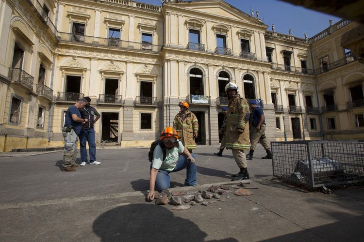 Un trabajador del Museo Nacional de Brasil organiza piezas rescatadas un día después de un devastador incendio. Foto: Silvia Izquierdo / AP.