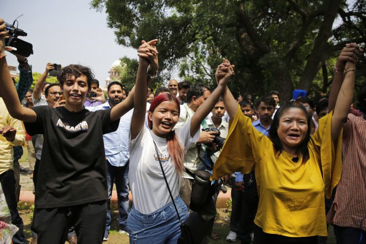 Partidarios y miembros de la comunidad LGBTIQ celebran en el exterior de la Corte Suprema la anulación de la ley de la época colonial que castigaba los actos homosexuales con hasta 10 años de cárcel, en Nueva Deli, India, el 6 de septiembre de 2018. Foto: Altaf Qadri / AP.