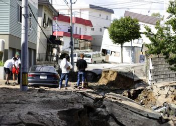 Residentes observan una carretera dañada por un sismo en Sapporo, Hokkaido, en el norte de Japón, el 6 de septiembre de 2018. Foto: Hiroki Yamauchi / Kyodo News vía AP.