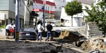 Residentes observan una carretera dañada por un sismo en Sapporo, Hokkaido, en el norte de Japón, el 6 de septiembre de 2018. Foto: Hiroki Yamauchi / Kyodo News vía AP.