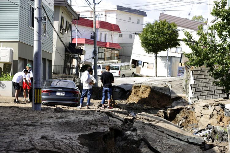 Residentes observan una carretera dañada por un sismo en Sapporo, Hokkaido, en el norte de Japón, el 6 de septiembre de 2018. Foto: Hiroki Yamauchi / Kyodo News vía AP.