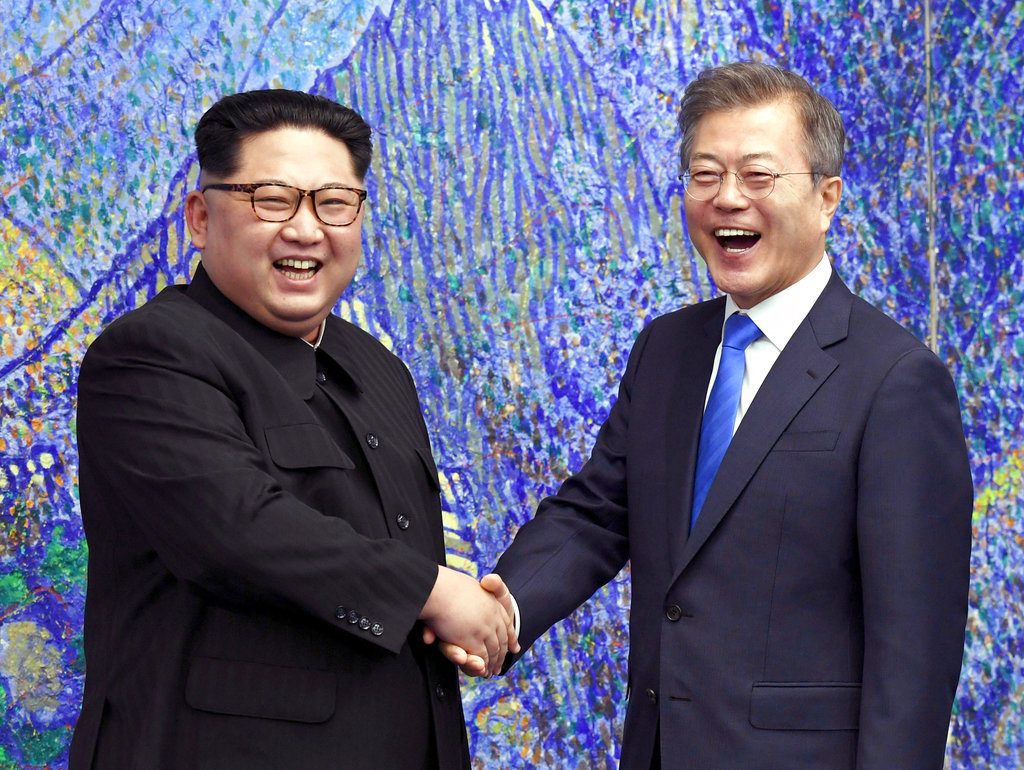 En esta fotografía de archivo del 27 de abril de 2018, el líder norcoreano Kim Jong Un, izquierda, posa con el presidente surcoreano Moon Jae-in dentro de la Casa de la Paz en el poblado fronterizo de Panmunjom, en la Zona Desmilitarizada, Corea del Sur. Foto. Pool de Prensa de la Cumbre de Corea vía AP.
