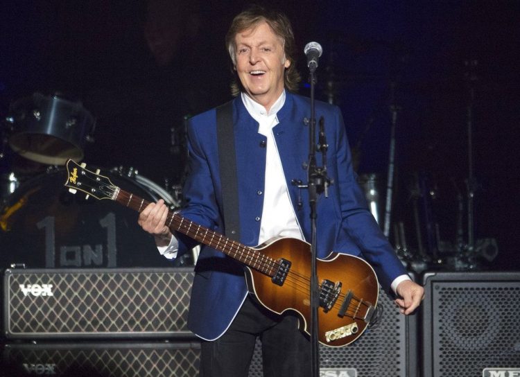 Paul McCartney durante su actuación en la Amalie Arena de Tampa, Florida, en 2017, un concierto que quizá pudo haber ocurrido en La Habana. Foto: Scott Audette / AP / Archivo.