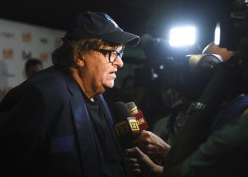 Michael Moore habla con periodistas en el estreno de "Fahrenheit 11/9" en el Festival Internacional de Cine de Toronto en el Cine Ryerson el jueves 6 de septiembre de 2018 en Toronto. Foto: Arthur Mola / Invision / AP.
