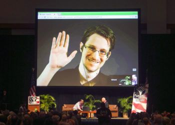 Edward Snowden aparece en un video emitido en vivo desde Moscú en un acto patrocinado por ACLU Hawai en Honolulu, el 14 de febrero de 2015. Foto: Marco Garcia / AP / Archivo.