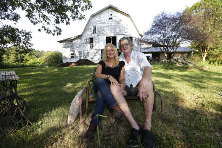 Heather y Tom LaGarde fotografiados en la granja de Saxapahaw, Carolina del Norte, a la que se mudaron después del ataque a las Torres Gemelas de Nueva York. Eran felices en la ciudad, pero ya no se sentían seguros. Foto: Gerry Broome / AP.