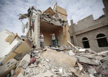 Niños sobre los escombros de una casa destruida por un bombardeo de la coalición militar que encabeza Arabia Saudí contra los rebeldes hutíes en Saná, Yemen, el 25 de agosto de 2017. Foto: Hani Mohammed / AP.