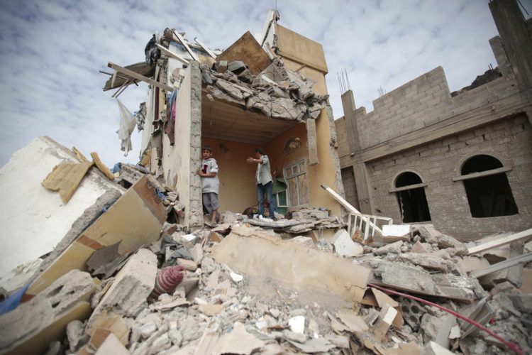 Niños sobre los escombros de una casa destruida por un bombardeo de la coalición militar que encabeza Arabia Saudí contra los rebeldes hutíes en Saná, Yemen, el 25 de agosto de 2017. Foto: Hani Mohammed / AP.