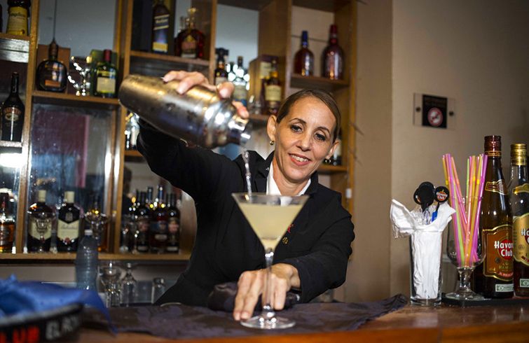 La cantinera cubana Bárbara Betancourt sirve un daiquiri en un bar de La Habana. Foto: Desmond Boylan / AP.