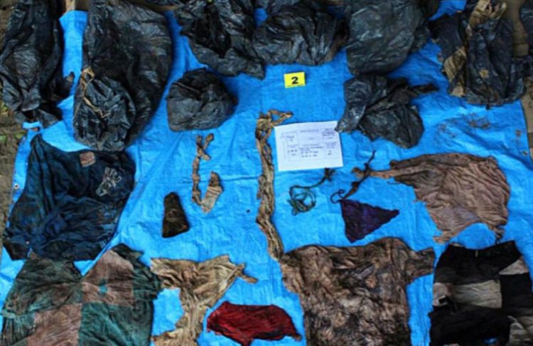 Prendas de vestir encontradas en una fosa en el estado mexicano de Veracruz, en la que fueron hallados al menos 166 cráneos y otros restos humanos. Foto: Fiscalía General del Estado de Veracruz / EFE.