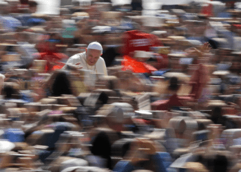 El papa Francisco saluda a los fieles a su llegada a la audiencia general semanal en la Plaza de San Pedro, en el Vaticano. Foto: Alessandra Tarantino / AP.