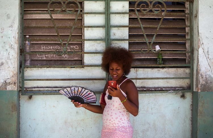 Una mujer usa su teléfono para navegar en internet en La Habana. Foto: Desmond Boylan / AP / Archivo.