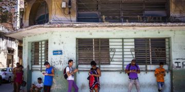 Cubanos usan su teléfono para navegar en internet en La Habana, el miércoles 22 de agosto de 2018 en una prueba realizada por ETECSA. Foto: Desmond Boylan / AP.