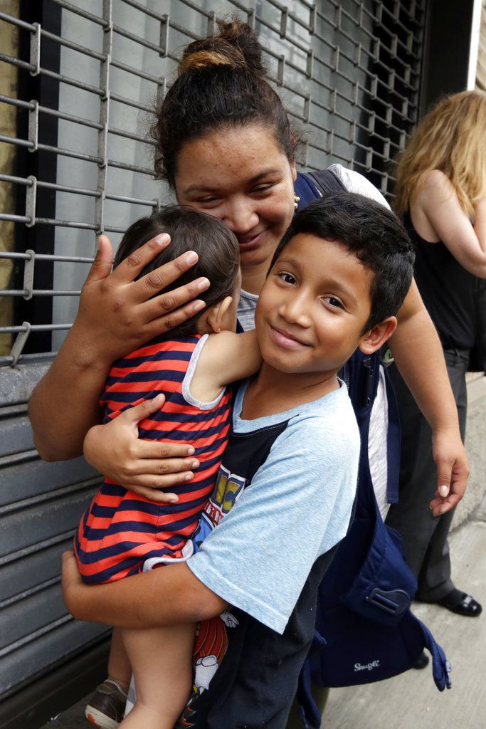 Nahun Eduardo Puerto Pineda, un niño hondureño de 8 años de edad, con su hermanito de 2 años. Foto: Richard Drew/AP.