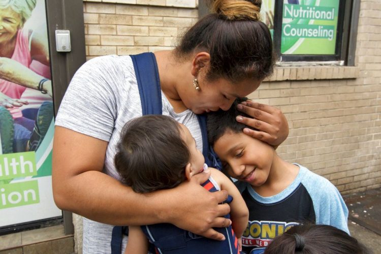 El 3 de agosto del 2018 de la hondureña Eilyn Carbajal con su hijo de 8 años Nahun Eduardo Puerto Pineda cuando fueron reunidos en el Centro Cayuga en Nueva York. Foto: Richard Drew/AP.