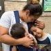 El 3 de agosto del 2018 de la hondureña Eilyn Carbajal con su hijo de 8 años Nahun Eduardo Puerto Pineda cuando fueron reunidos en el Centro Cayuga en Nueva York. Foto: Richard Drew/AP.