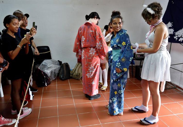 Jóvenes cubanos disfrazados comos de personajes de los animes japoneses este domingo de septiembre del 2018, en La Habana, Cuba. Foto: Ernesto Mastrascusa / EFE.