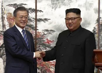 El líder norcoreano Kim Jong Un (derecha) y el presidente surcoreano Moon Jae-in se dan la mano al final de una conferencia de prensa conjunta en Pyongyang, el miércoles 19 de septiembre de 2018. Foto: Korea Broadcasting System vía AP.