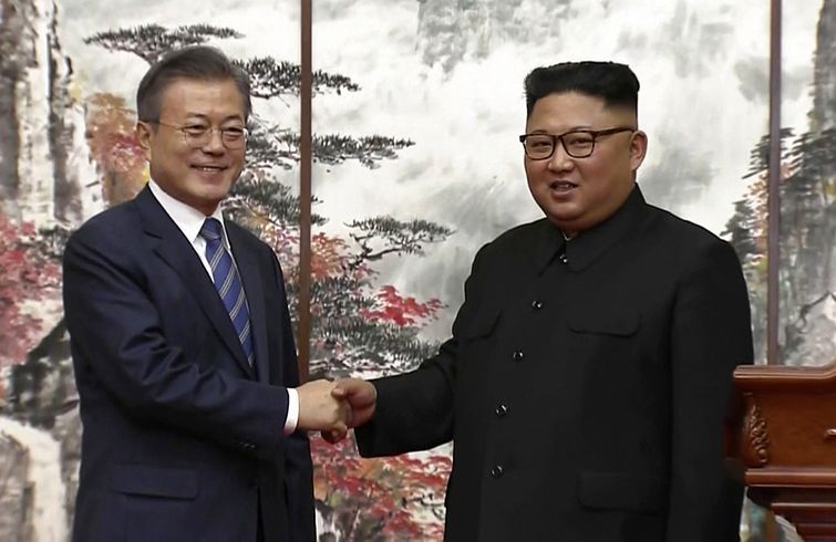 El líder norcoreano Kim Jong Un (derecha) y el presidente surcoreano Moon Jae-in se dan la mano al final de una conferencia de prensa conjunta en Pyongyang, el miércoles 19 de septiembre de 2018. Foto: Korea Broadcasting System vía AP.