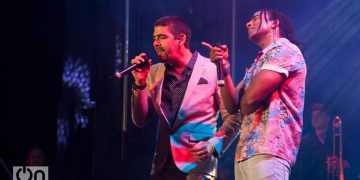 Roldán (izq) y Yotuel, durante el concierto de Orishas en el Festival Havana World Music en marzo de 2018. Foto: Claudio Pelaez Sordo.