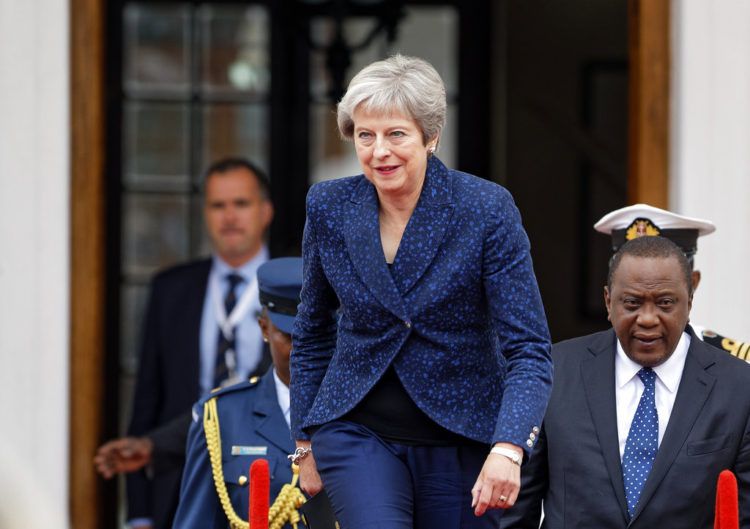 La primera ministra de Gran Bretaña, Theresa May, sale de su residencia oficial, en el 10 de Downing Street, para asistir a una sesión de control parlamentaria en Londres, junio de 2018. Foto: Kirsty Wigglesworth / AP.