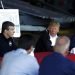 El presidente Donald Trump hace declaraciones en un hangar en la estación aérea Cherry Point del Cuerpo de Infantería de Marina de Estados Unidos en Havelock, Carolina del Norte, el miércoles 19 de septiembre de 2018. Le acompañan el gobernador de Carolina del Norte, Roy Cooper, a la izquierda, y la secretaria de Seguridad Nacional, Kirstjen Nielsen, a la derecha. Foto: Evan Vucci / AP.
