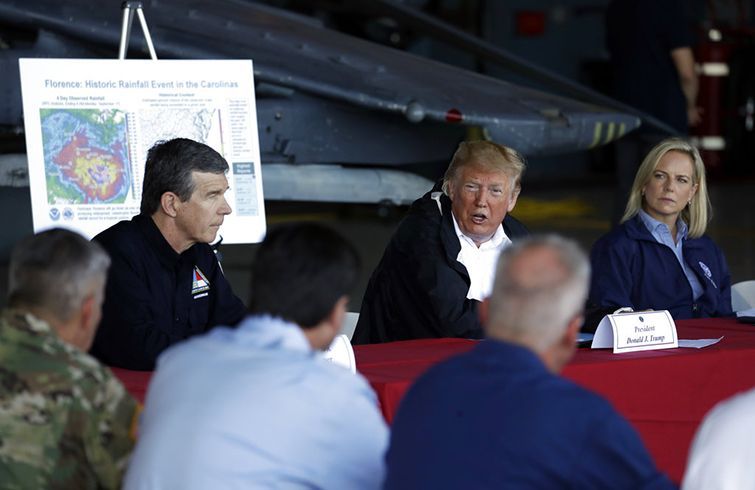 El presidente Donald Trump hace declaraciones en un hangar en la estación aérea Cherry Point del Cuerpo de Infantería de Marina de Estados Unidos en Havelock, Carolina del Norte, el miércoles 19 de septiembre de 2018. Le acompañan el gobernador de Carolina del Norte, Roy Cooper, a la izquierda, y la secretaria de Seguridad Nacional, Kirstjen Nielsen, a la derecha. Foto: Evan Vucci / AP.