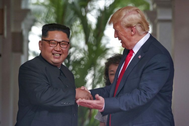 El presidente estadounidense Donald Trump durante su cumbre con el líder norcoreano Kim Jong Un en Singapur el 12 de junio del 2018. Foto: Kevin Lim / The Straits Times vía AP / Archivo.