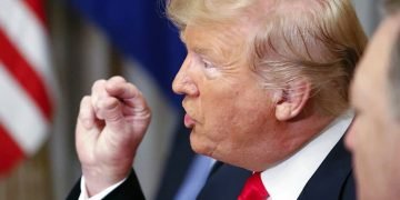 El presidente de Estados Unidos, Donald Trump, durante su encuentro con el secretario general de la OTAN, Jens Stoltenberg, en un desayuno de trabajo, este 11 de julio de 2018 en Bruselas. Foto: Pablo Martinez Monsivais / AP.