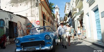 Turistas en la Habana Vieja. Foto. Otmaro Rodíguez.
