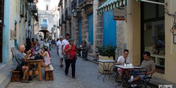 Turistas en La Habana Vieja. Foto: Otmaro Rodríguez.