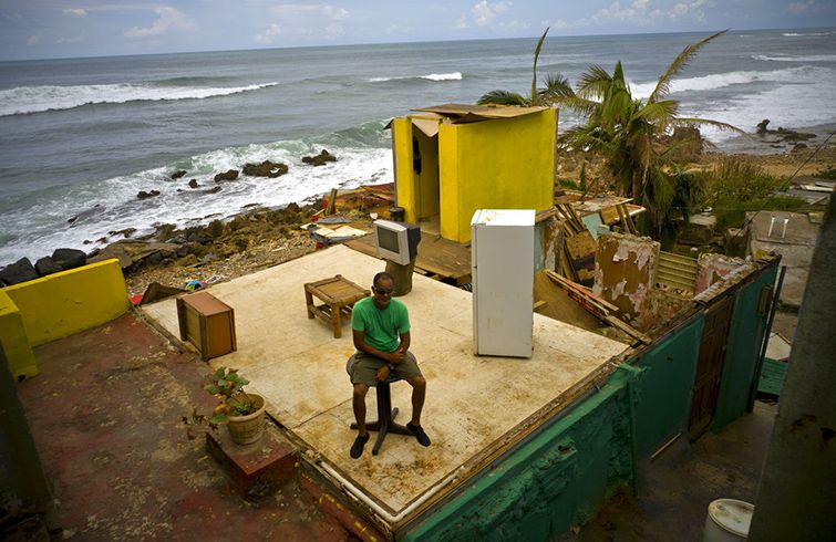 Roberto Figueroa Caballero sentado en lo que queda de su casa en el barrio de La Perla, en San Juan, el 5 de octubre del 2017 tras el paso del huracán María por Puerto Rico. Foto: Ramón Espinosa / AP / Archivo.