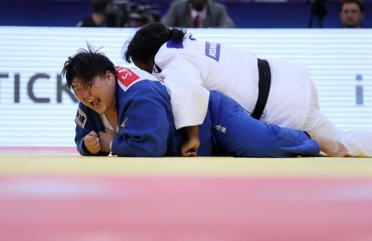 Idalis Ortiz intentó sin suerte marcar frente a la japonesa Sarah Asahina en la final del Mundial de Bakú. Foto: EFE/ Zurab Kurtsikidze