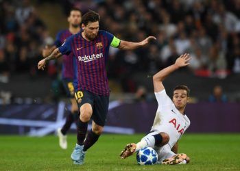 Harry Winks, de Tottenham, disputa un balón con Lionel Messi, líder del Barcelona en la victoria 2-4 en la Liga de Campeones (Reino Unido). EFE/ANDY RAIN