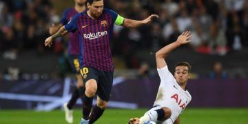 Harry Winks, de Tottenham, disputa un balón con Lionel Messi, líder del Barcelona en la victoria 2-4 en la Liga de Campeones (Reino Unido). EFE/ANDY RAIN