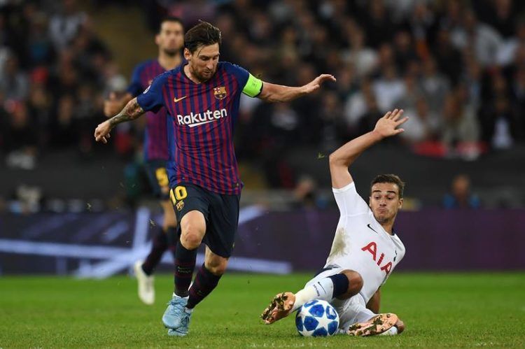 Harry Winks, de Tottenham, disputa un balón con Lionel Messi, líder del Barcelona en la victoria 2-4 en la Liga de Campeones (Reino Unido). EFE/ANDY RAIN