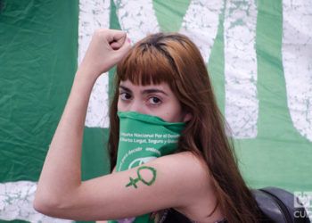 Manifestante a favor del aborto en Argentina. Foto: Kaloian.