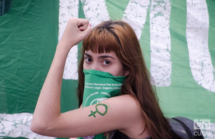 Manifestante a favor del aborto en Argentina. Foto: Kaloian.