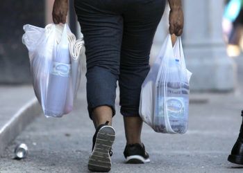 Una mujer camina cargando bolsas con productos recién comprados en un centro comercial de La Habana, Cuba. Autoridades de la Isla anunciaron medidas contra el acaparamiento de productos. Foto: Yander Zamora / EFE.