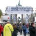 Visitantes caminan frente a la Puerta de Brandenburgo durante los festejos del Día de la Unificación en Berlín, Alemania, el miércoles 3 de octubre de 2018. Foto: Michael Sohn / AP.