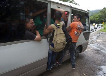 Migrantes hondureños consiguen un transporte en su viaje a pie hacia Estados Unidos, en Chiquimula, Guatemala, el 16 de octubre de 2018. Foto: Moisés Castillo / AP.