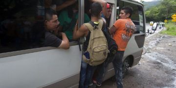 Migrantes hondureños consiguen un transporte en su viaje a pie hacia Estados Unidos, en Chiquimula, Guatemala, el 16 de octubre de 2018. Foto: Moisés Castillo / AP.