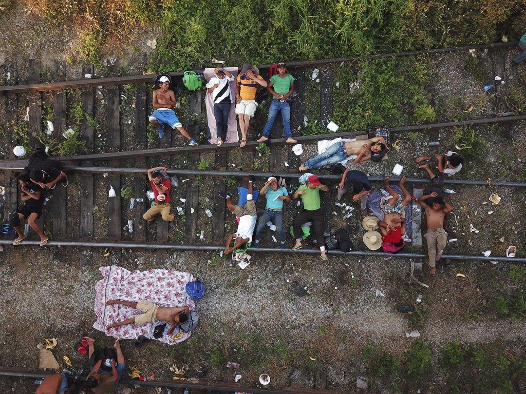 Migrantes de una caravana de centroamericanos que avanza lentamente hacia la frontera con Estados Unidos, sobre las vías del tren en Arriaga, México, el 26 de octubre de 2018. Foto: Rodrigo Abd / AP.