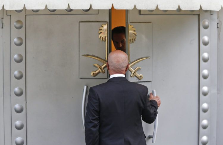 Un hombre ingresa al consulado de Arabia Saudí en Estambul, el viernes 19 de octubre de 2018. (AP Foto/Lefteris Pitarakis)