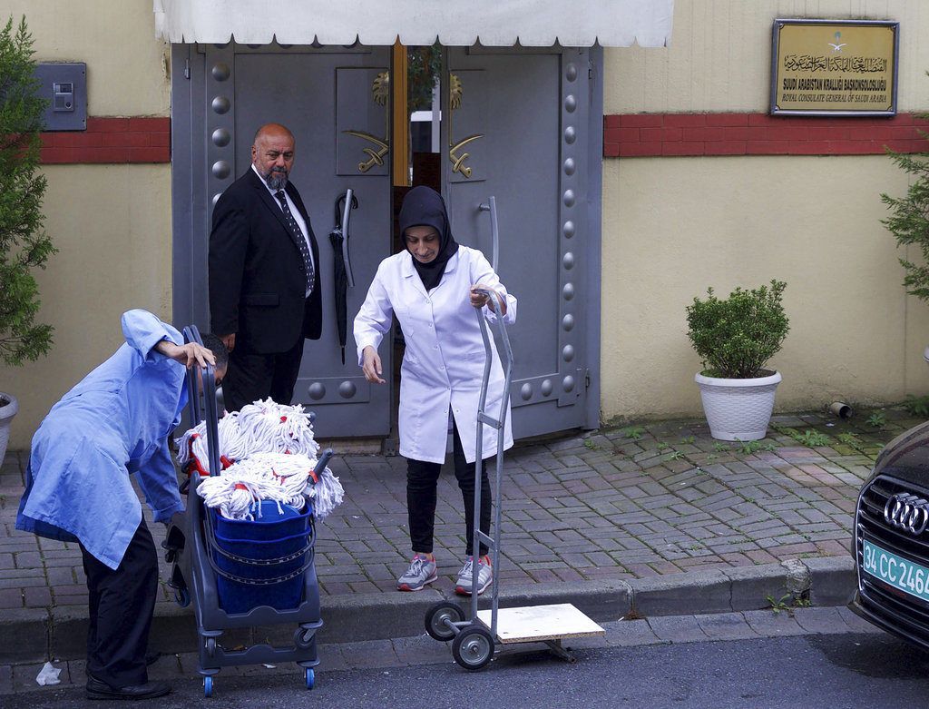 Equipos de limpieza entran al consulado de Arabia Saudí en Estambul, el lunes 15 de octubre de 2018. (AP Foto/Petros Giannakouris)