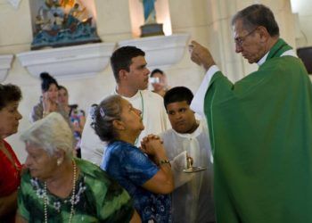 El arzobispo de La Habana, Juan de la Caridad García (derecha), en una foto de archivo en la iglesia de San Juan Bautista, en Jaruco. Foto: Ramón Espinosa / AP / Archivo.