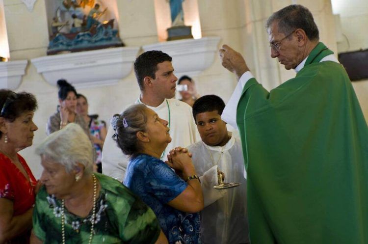 El arzobispo de La Habana, Juan de la Caridad García (derecha), en una foto de archivo en la iglesia de San Juan Bautista, en Jaruco. Foto: Ramón Espinosa / AP / Archivo.