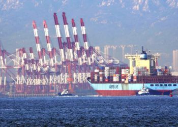 Remolcadores mueven un barco con contenedores en el puerto de Qingdao, en la provincia de Shandong, en el este de China. Foto: Chinatopix via AP.
