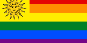 Bandera de Uruguay con los colores simbólicos de la comunidad LGTBI.